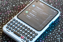 Clicks Communicator Punya Trik Tersembunyi, Cover Belakangnya Bisa Dibuka Tanpa Alat