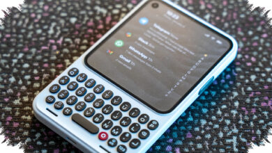 Clicks Communicator Punya Trik Tersembunyi, Cover Belakangnya Bisa Dibuka Tanpa Alat