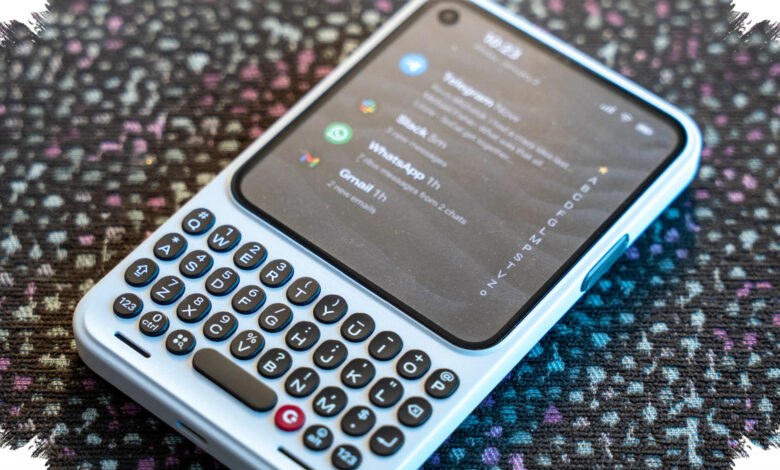 Clicks Communicator Punya Trik Tersembunyi, Cover Belakangnya Bisa Dibuka Tanpa Alat