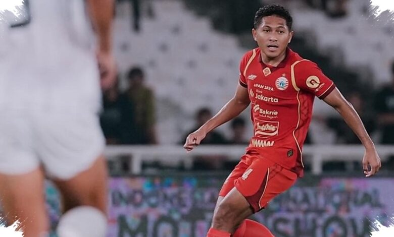 Lulus Sambil Bersinar di Persija, Fajar Fathurrahman Raih Gelar Sarjana dan Penghargaan Kampus