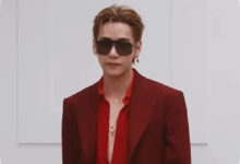 V BTS Tampil Merah Menyala Di Paris, Detail Jidatnya Ikut Menarik Perhatian