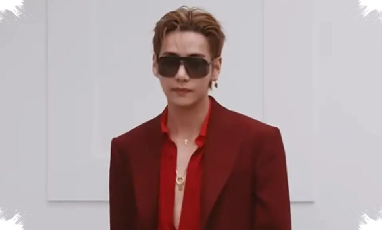 V BTS Tampil Merah Menyala Di Paris, Detail Jidatnya Ikut Menarik Perhatian
