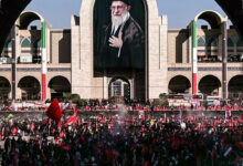 Di Pemakaman Khamenei, Seruan Kematian Trump Menggema di Tengah Lautan Pelayat