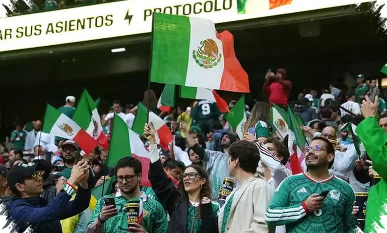 Hujan Deras Tahan Kick-Off Inggris Vs Meksiko, Tribun Azteca Justru Makin Riuh
