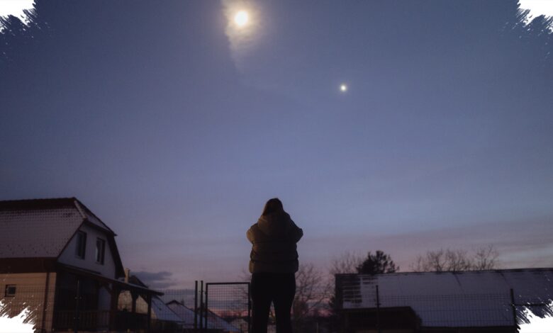 Saturnus dan Bulan Akan Tampak Dempet di Langit RI, Begini Waktu Terbaik Melihatnya