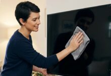 Kain Yang Salah Bisa Menggores Layar TV LED, Ini Cara Membersihkannya Dengan Aman