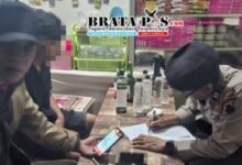 Razia Miras Di Pati, 25 Botol Diamankan dari Warung Dekat Pasar Yaik