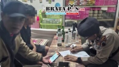 Razia Miras Di Pati, 25 Botol Diamankan dari Warung Dekat Pasar Yaik