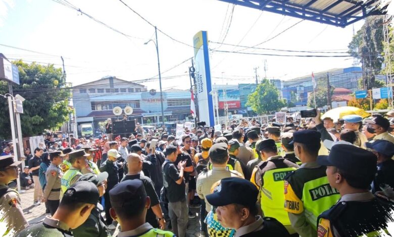 Ratusan Pensiunan Geruduk Bank Mandiri Taspen, Kredit yang Dipersoalkan Belum Dibatalkan