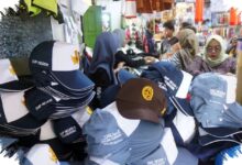 Seragam Sekolah di Tulungagung Mulai Ramai, Tapi Omzet Pedagang Masih Tertahan