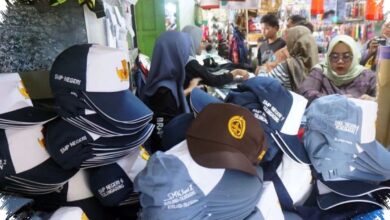 Seragam Sekolah di Tulungagung Mulai Ramai, Tapi Omzet Pedagang Masih Tertahan