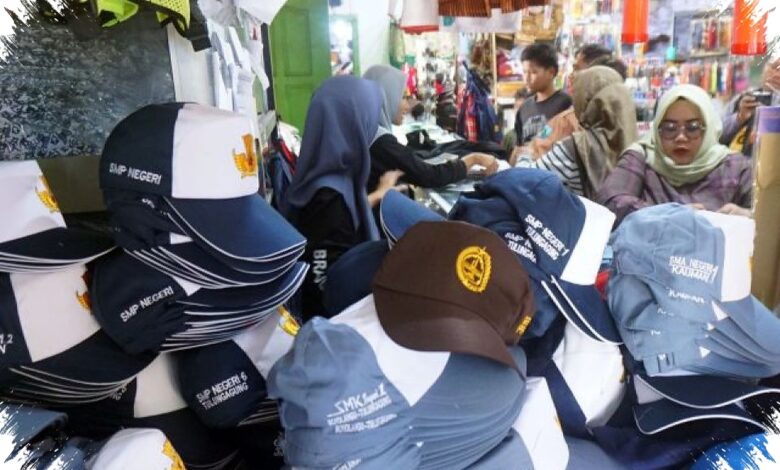 Seragam Sekolah di Tulungagung Mulai Ramai, Tapi Omzet Pedagang Masih Tertahan