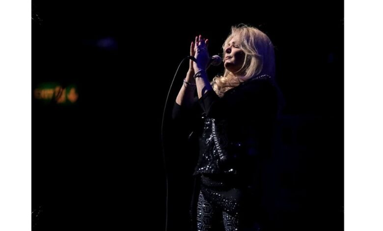 Bonnie Tyler Tutup Perjalanan Legendaris, Suara Seraknya Tinggalkan Jejak Abadi