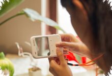 Godox C100 Mirip iPod, Kamera 65 Gram Ini Punya Layar Transparan yang Beda