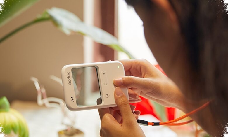 Godox C100 Mirip iPod, Kamera 65 Gram Ini Punya Layar Transparan yang Beda