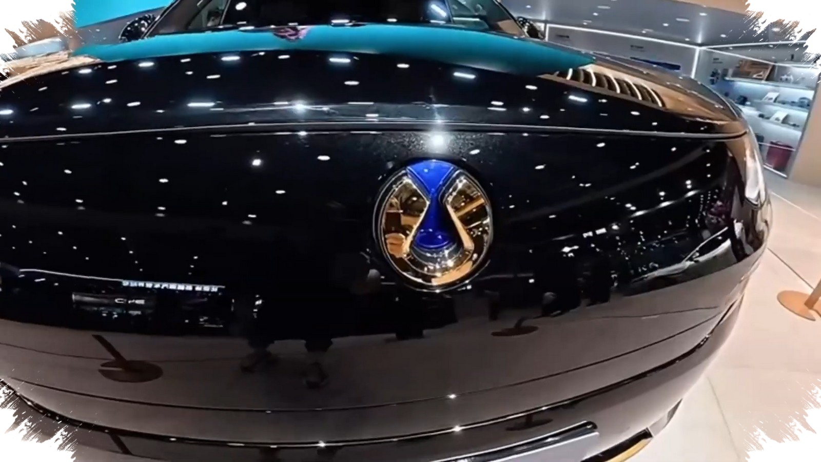 Denza N9 Tampil Makin Mewah dengan Dark Gold dan Emblem Emas 24 Karat
