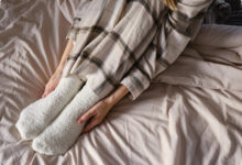 5 Fakta Kepribadian Orang yang Sering Tidur Pakai Kaos Kaki, Ternyata Begini