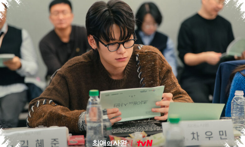Cha Woo Min Tampil Jadi Idol K-Pop yang Punya Dua Dunia, dari Panggung ke Mode