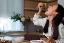 3 Kebiasaan Makan yang Diam-Diam Bisa Membebani Kesehatan Lambung