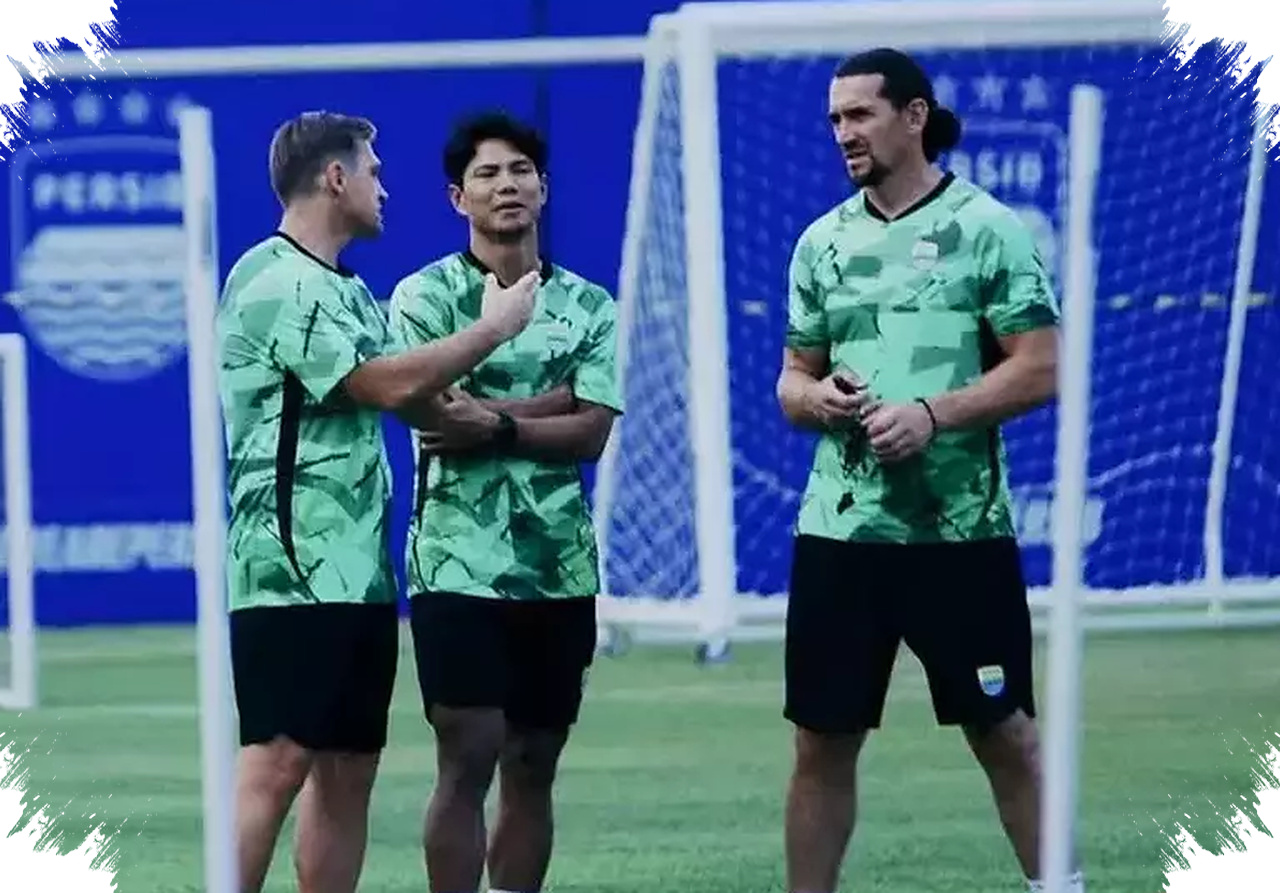 Jupe Naik ke Bangku Pelatih Persib, Kini Jadi Penghubung Igor Tolic dan Pemain Lokal