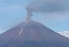 Semeru 8 Kali Erupsi Seharian, Awan Abu Terakhir Naik Hingga 900 Meter