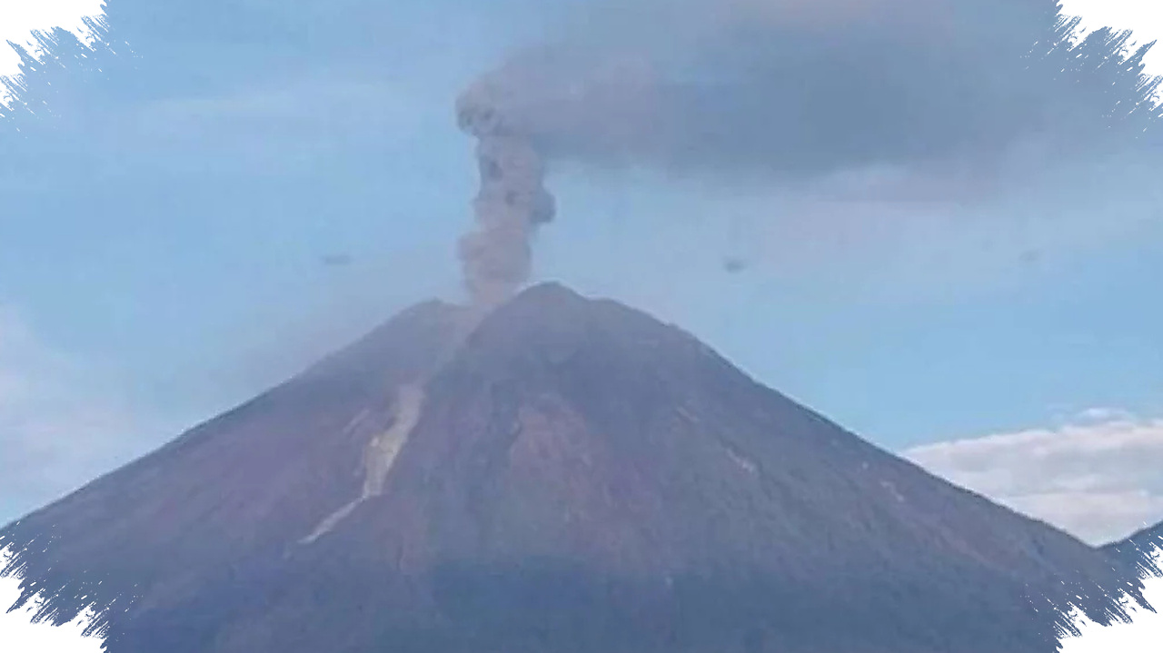 Semeru 8 Kali Erupsi Seharian, Awan Abu Terakhir Naik Hingga 900 Meter