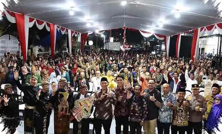 Ribuan Warga Padati Wayang Kulit Sonokwijenan, DPRD Jatim Dorong Tradisi Ini Hidup Lagi