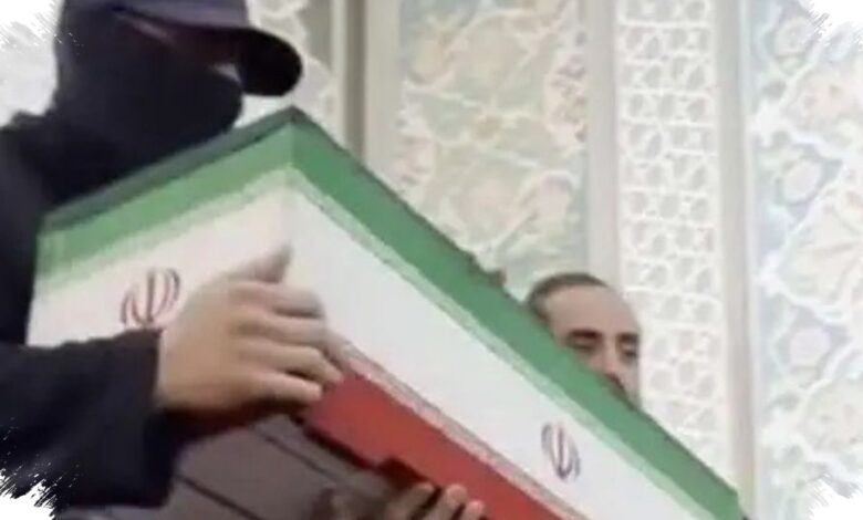 Pria Bertopeng di Pemakaman Khamenei Ternyata Cucu Tertua, Bukan Mojtaba