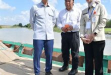Gibran Naik Perahu Klotok Tinjau Jembatan Way Bungur, Jembatan Darurat Dikebut
