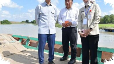 Gibran Naik Perahu Klotok Tinjau Jembatan Way Bungur, Jembatan Darurat Dikebut