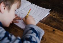 Terlalu Sering Membantu Anak Bisa Bikin Mereka Lemah Mental, Ini Peringatan Psikiater