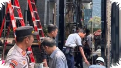 Salah Injak Pedal saat Menikung, Mobil Listrik Tembus Kaca Gedung di SCBD