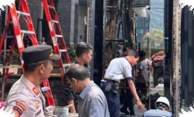 Salah Injak Pedal saat Menikung, Mobil Listrik Tembus Kaca Gedung di SCBD