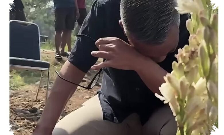 Tangis Abdel Achrian Pecah di Makam Temon, Perpisahan Tertunda dari Amerika
