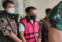 Don Ritto Beralih ke Tahanan Kejagung, Keluar Gedung Bundar Berompi Pink