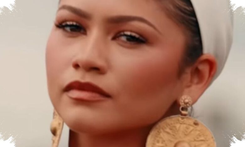 Anting Artefak Kuno di Telinga Zendaya Dipersoalkan, Risiko Pasar Gelap Mengemuka