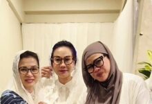 Alasan Donna Agnesia Mengenakan Hijab Putih di Tahlil Rachmat Gobel, Pesan Toleransinya