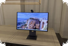 Lenovo Yoga Pro 27UD-10 Mengubah Meja Kerja Jadi Studio dengan Kamera 4K