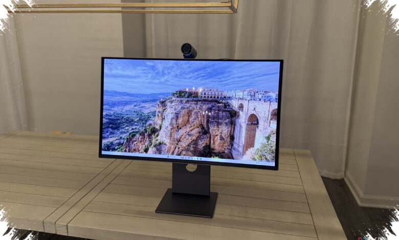 Lenovo Yoga Pro 27UD-10 Mengubah Meja Kerja Jadi Studio dengan Kamera 4K