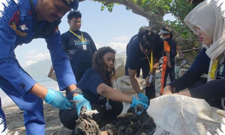 52 Kg Popok Terdampar di Pantai Sidem, Jejak Sampah dari Hulu yang Mengkhawatirkan