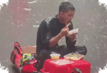 Makan di Bawah Hujan, Petugas Damkar Ini Langsung Kembali Evakuasi Korban Banjir