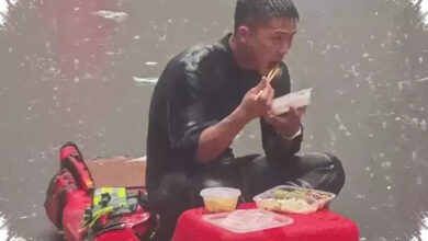 Makan di Bawah Hujan, Petugas Damkar Ini Langsung Kembali Evakuasi Korban Banjir