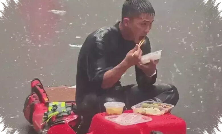 Makan di Bawah Hujan, Petugas Damkar Ini Langsung Kembali Evakuasi Korban Banjir