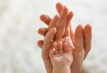 6 Kebiasaan Kecil agar Anak Tetap Peduli ketika Dunia Terasa Menakutkan