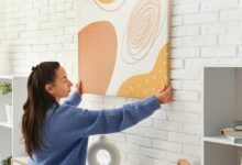 8 Wallpaper Dinding untuk Menutup Retak, Ruang Tamu Tampak Baru Tanpa Cat Ulang