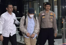 Bupati Lombok Barat Tiba di KPK dengan Masker, OTT Sita Uang Ratusan Juta
