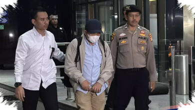 Bupati Lombok Barat Tiba di KPK dengan Masker, OTT Sita Uang Ratusan Juta