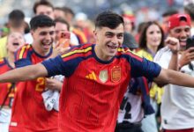 Panenka Pedri Ditangkap Ayahnya, Ritual Juara Spanyol yang Paling Personal