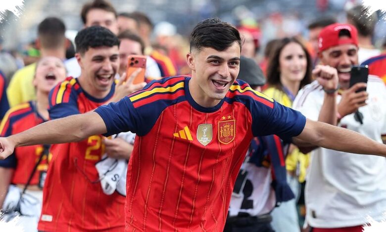 Panenka Pedri Ditangkap Ayahnya, Ritual Juara Spanyol yang Paling Personal