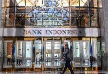 Rupiah Nyaris Rp17.900, BI Diprediksi Tahan BI-Rate meski Risiko Pasar Membesar